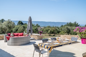 Gordes Gaze image 14