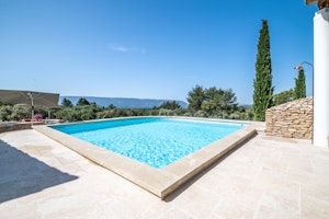 Gordes Gaze image 13