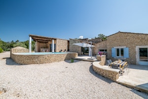 Gordes Gaze image 8