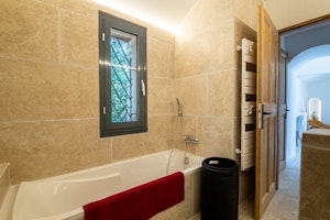 Gordes Gaze image 4