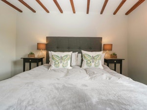 Cotswold Courtyard Garden image 8