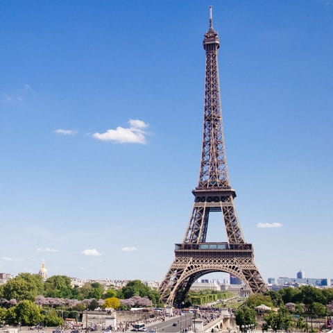 Take a half-an-hour's stroll down to the Eiffel Tower or hop on the metro and arrive there in fifteen-minutes 