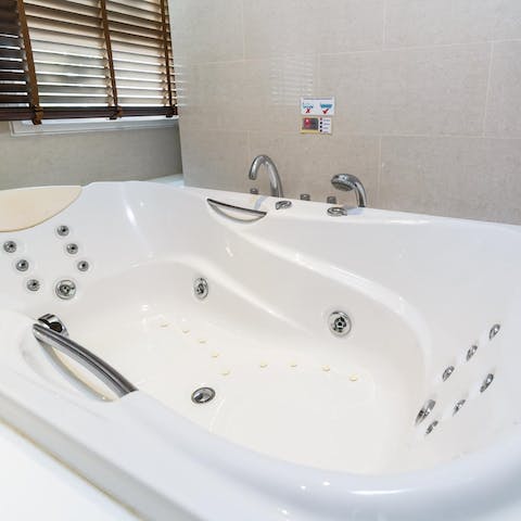 Relax in a jacuzzi bathtub with your organic toiletries from Chiang Mai