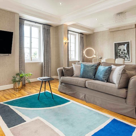 Enjoy cosy evenings in the stylish living room 