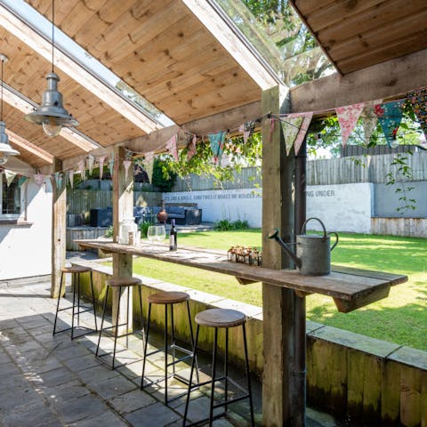 Share an aperitif amongst family and friends at the garden's bar area while the barbecue is warming up 