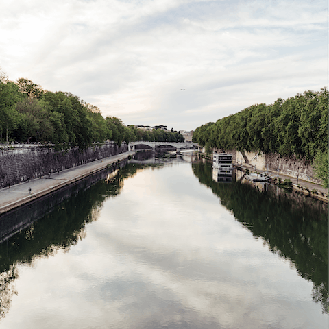 Join the locals for a sunset passeggiata along the River Tiber –⁠ a fifteen-minute stroll away