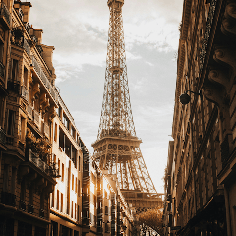 Walk to the Eiffel Tower in about fifteen minutes