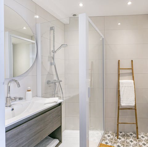 Get ready in the modern bathroom for a night out in Carantec