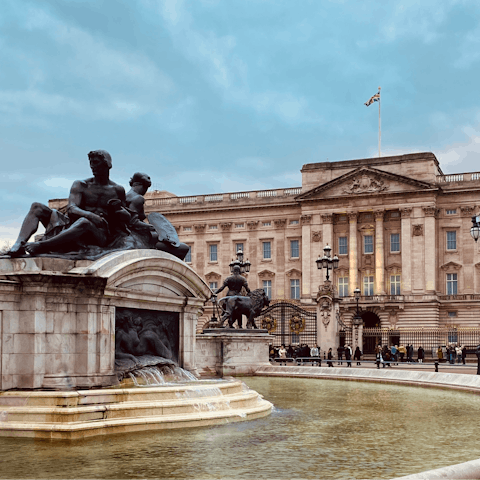 Grab a coffee and walk to Buckingham Palace