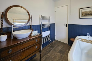 Quaint Seaside Haven image 6