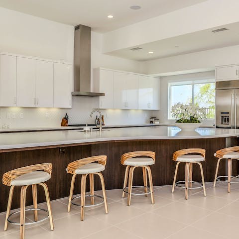 Sit down at the stylish breakfast bar for a quick coffee