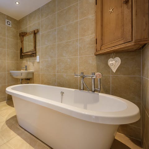 Fill the roll top bath with bubbles and enjoy a long, luxurious soak