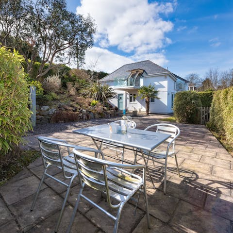 Treat your guests to a delicious alfresco meal outside on the patio