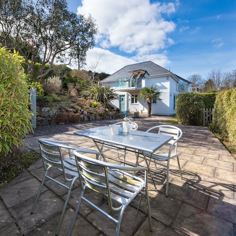 Treat your guests to a delicious alfresco meal outside on the patio