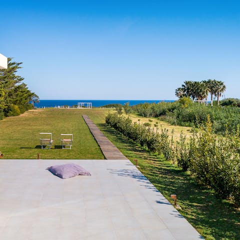 Follow the garden path down to the water's edge and feel inspired by the refreshing views