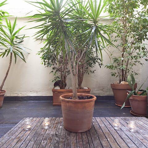 Open the doors onto the leafy patio and watch the sunset overhead