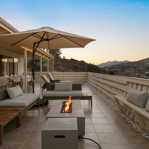Light the fire pit and soak up awe-inspiring views of the Morongo Basin 
