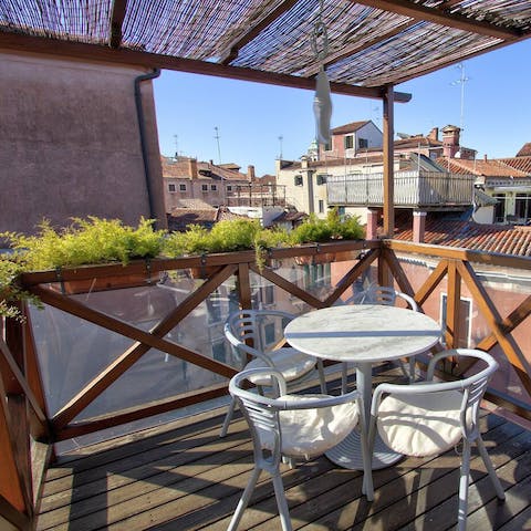 Take dinner on the balcony terrace accompanied by a view of the Venetian skyline