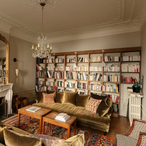 Read, relax and disconnect in the cosy living room