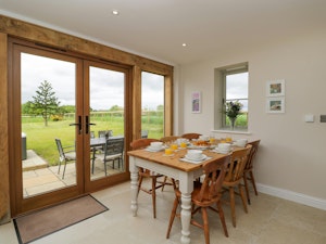 Cotswold Honey Coloured Cottage image 5