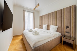 Elegant Parisian Residence image 5