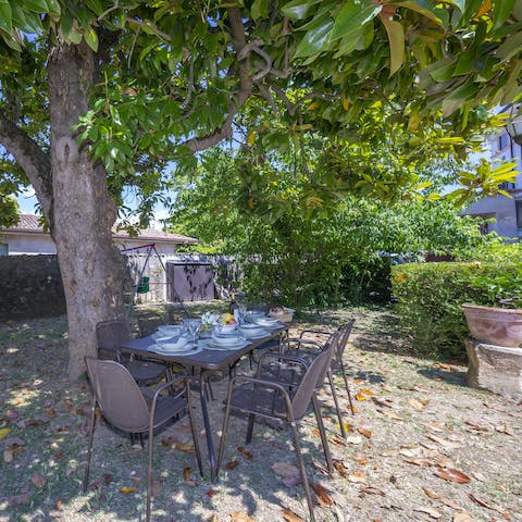 Dine al fresco in the communal garden, sheltered from the piercing sun