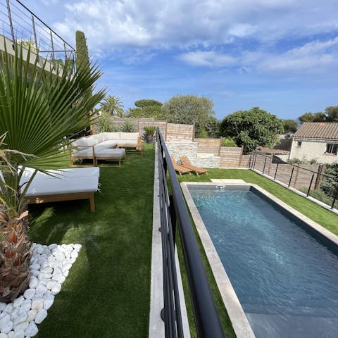 Take pool days seriously as you make use of two levels to lounge, socialise and swim