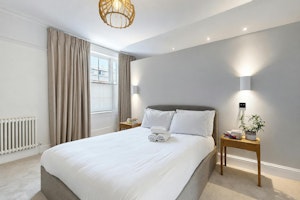 Sunshine on York Way image 11