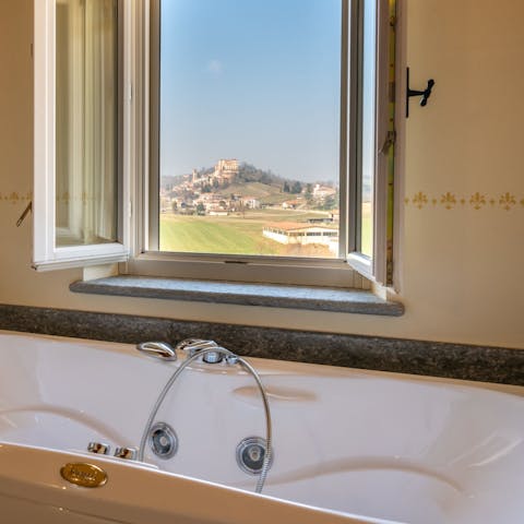 Take a relaxing bath with the spectacular view before you 