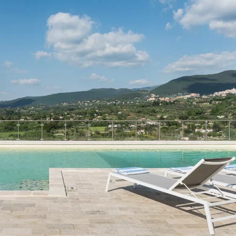 Slip between the swimming pool and sunloungers without ever taking your eyes from the view
