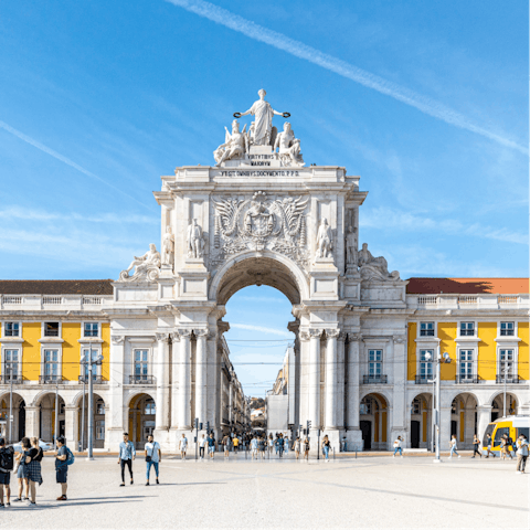 Explore Lisbon on foot and visit the famous Praça do Comércio 