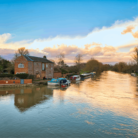 Stroll over to Wallingford and walk along the River Thames