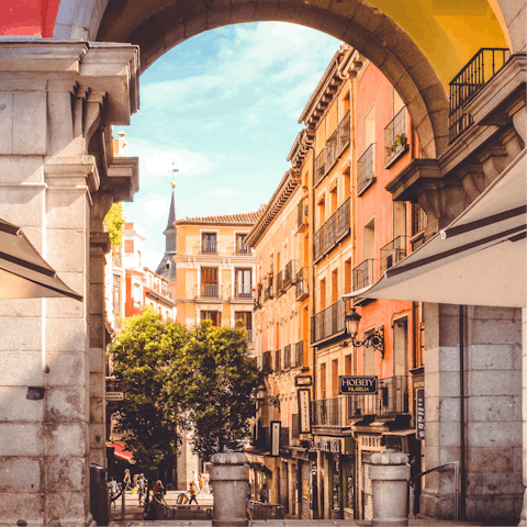 Go for dinner at one the restaurants around nearby Plaza Mayor