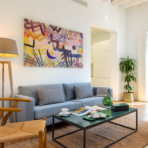 Relax in the modern living space, surrounded by art and colour
